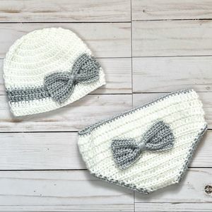 Knitted baby outfit - newborn photo